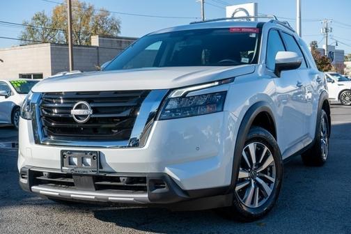 2025 Nissan Pathfinder SL