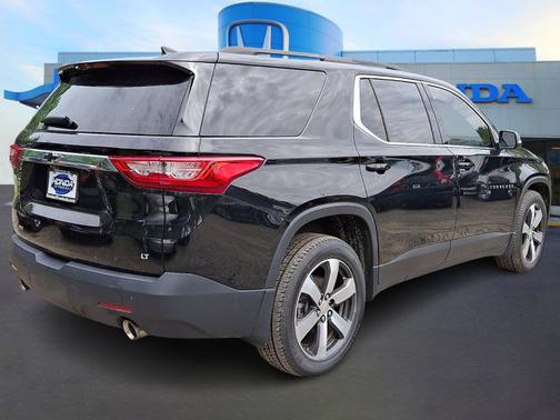 Mosaic Black Metallic 2021 Chevrolet Traverse LT Leather