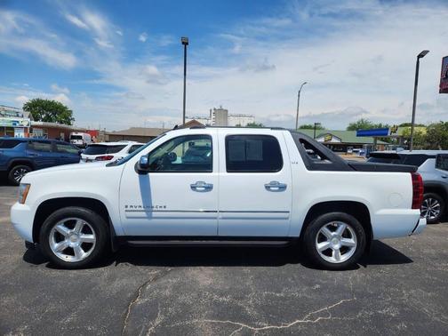 White 2009 Chevrolet Avalanche 1500 LTZ
