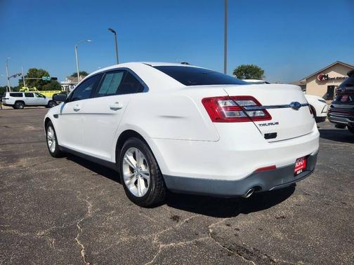 Oxford White 2016 Ford Taurus SE