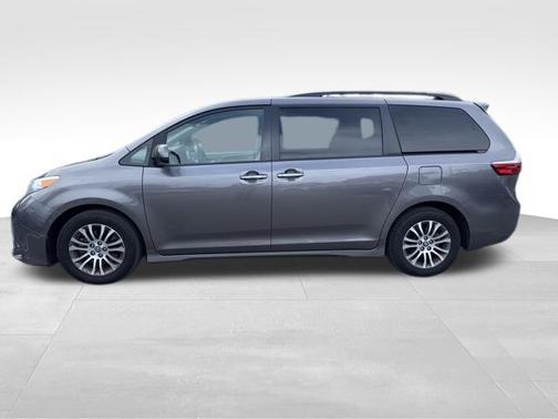 2020 Toyota Sienna XLE