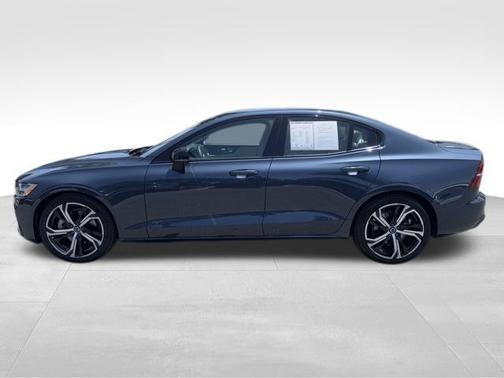 2024 Volvo S60 B5 Core Dark Theme