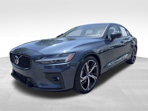 2024 Volvo S60 B5 Core Dark Theme