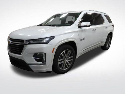 Iridescent Pearl Tricoat 2023 Chevrolet Traverse High Country