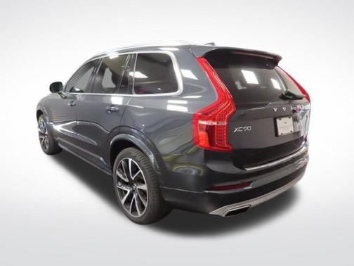 2021 Volvo XC90 T6 Momentum