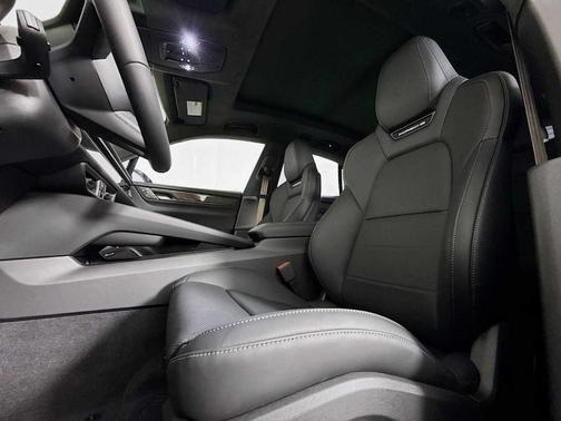 2025 Porsche Macan Turbo