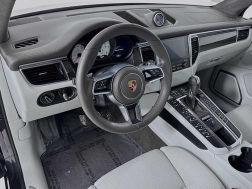 2018 Porsche Macan Turbo
