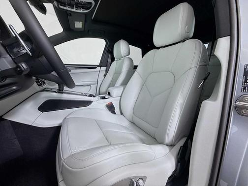 Dolomite Silver Metallic 2026 Porsche Macan