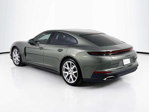 Aventurine Green Metallic 2026 Porsche Panamera Base