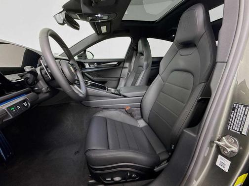 Aventurine Green Metallic 2026 Porsche Panamera Base
