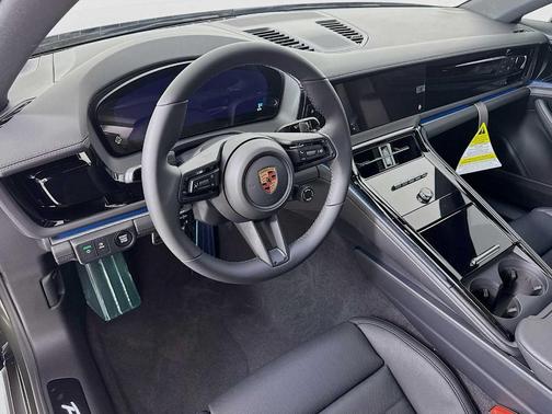 Aventurine Green Metallic 2026 Porsche Panamera Base