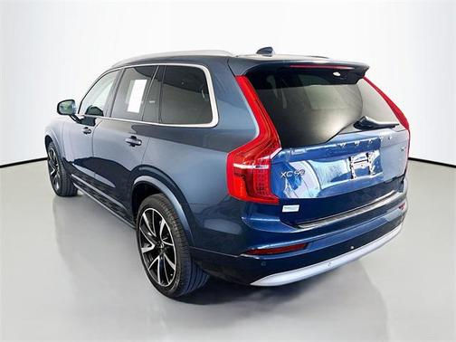 2022 Volvo XC90 T6 Momentum