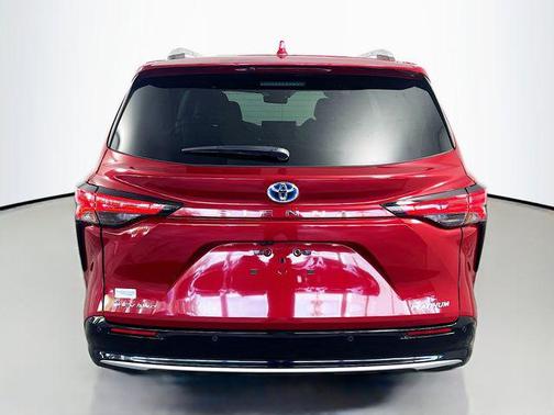 2025 Toyota Sienna Platinum