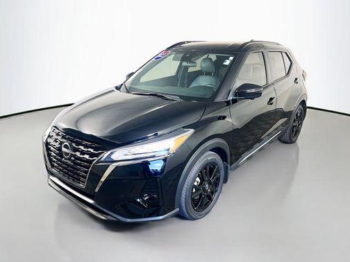 Super Black 2023 Nissan Kicks SR