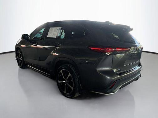 Magnetic Gray Metallic 2022 Toyota Highlander XSE