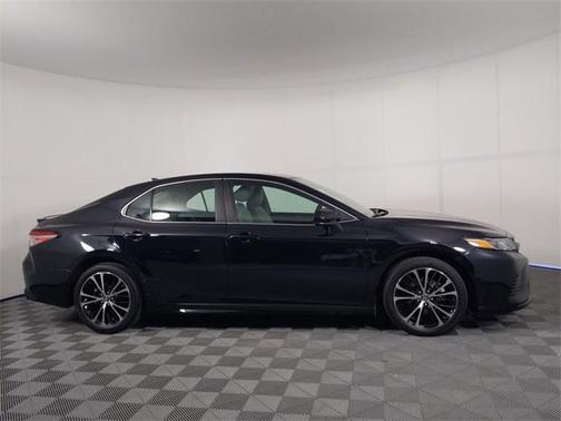Photo 3 of 30 of 2019 Toyota Camry SE