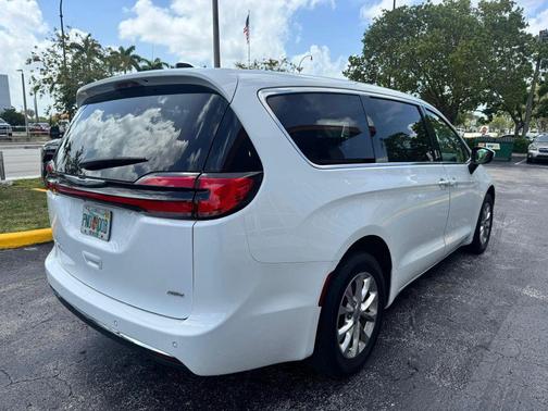 White 2023 Chrysler Pacifica Touring L