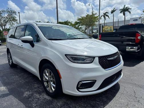 White 2023 Chrysler Pacifica Touring L