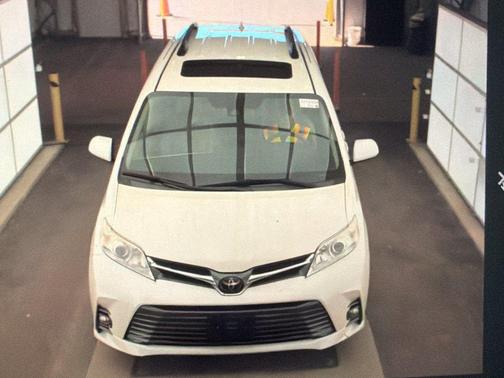 Blizzard Pearl 2020 Toyota Sienna XLE