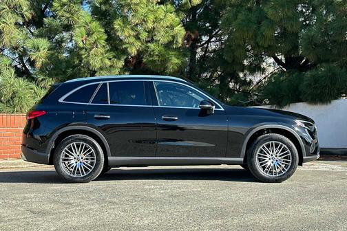 2025 Mercedes-Benz GLC 300 