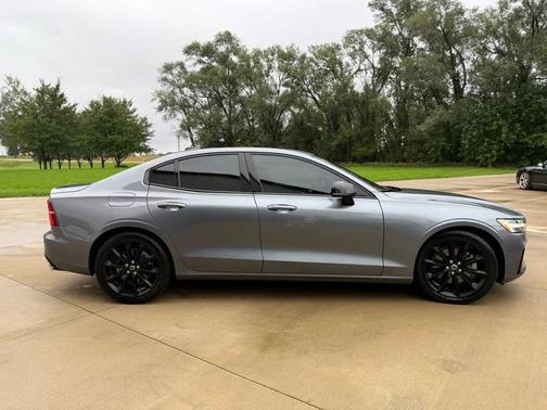 Osmium Grey Metallic 2021 Volvo S60 T5 Momentum
