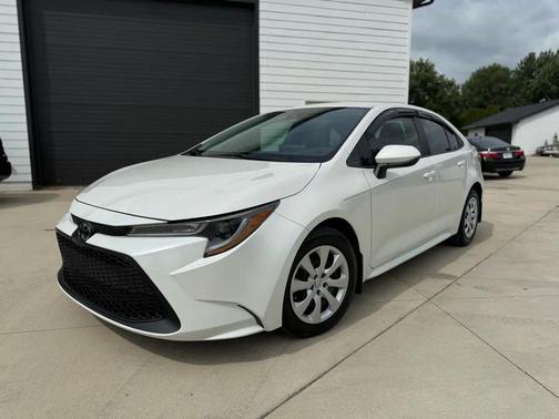 WHITE 2021 Toyota Corolla LE