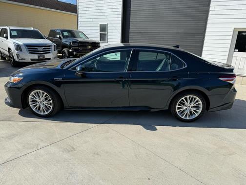 2019 Toyota Camry Hybrid XLE