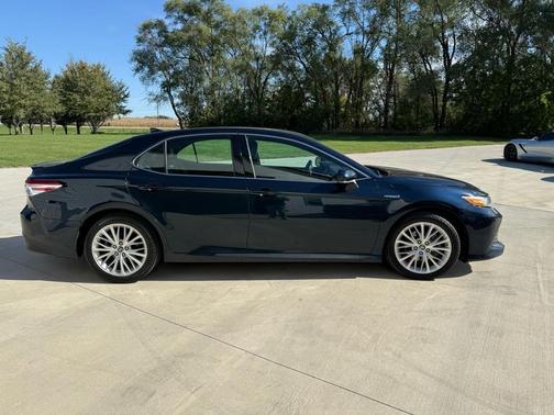 2019 Toyota Camry Hybrid XLE