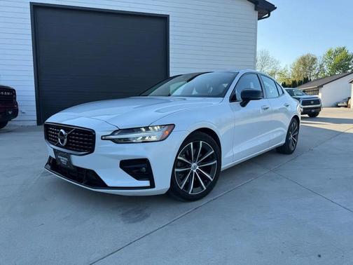 Crystal White Metallic 2021 Volvo S60 T5 Momentum