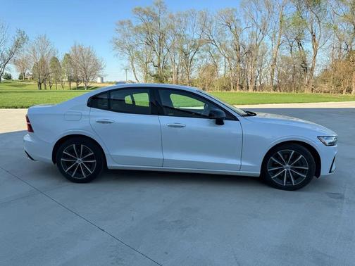 Crystal White Metallic 2021 Volvo S60 T5 Momentum
