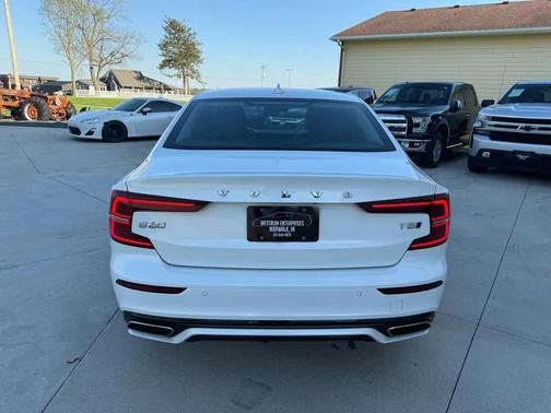 Crystal White Metallic 2021 Volvo S60 T5 Momentum