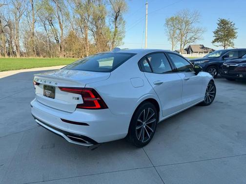 Crystal White Metallic 2021 Volvo S60 T5 Momentum