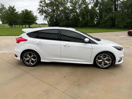 Oxford White 2015 Ford Focus ST Base