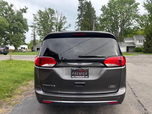 Granite Crystal Metallic Clear Coat 2017 Chrysler Pacifica Touring-L