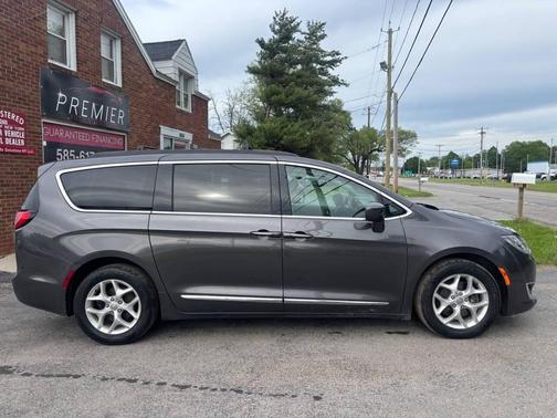Granite Crystal Metallic Clear Coat 2017 Chrysler Pacifica Touring-L