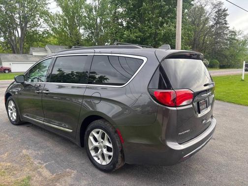 Granite Crystal Metallic Clear Coat 2017 Chrysler Pacifica Touring-L