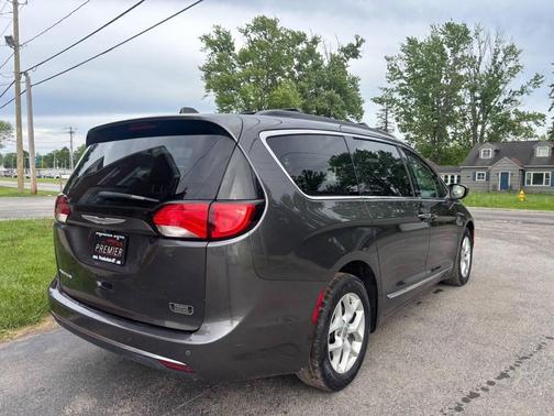 Granite Crystal Metallic Clear Coat 2017 Chrysler Pacifica Touring-L