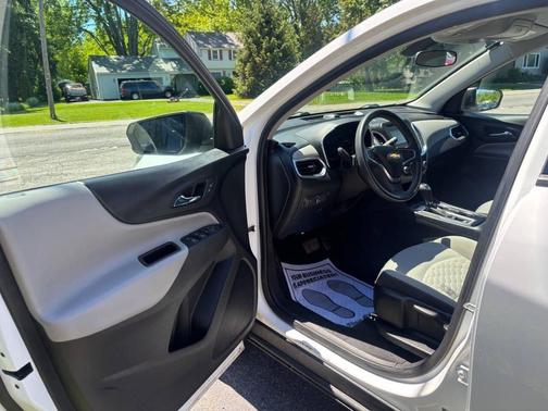 Summit White 2018 Chevrolet Equinox LS