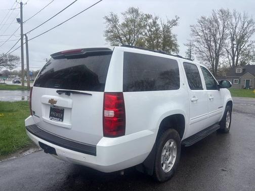 Summit White 2014 Chevrolet Suburban 1500 LT