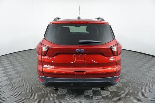 Photo 4 of 36 of 2019 Ford Escape SE