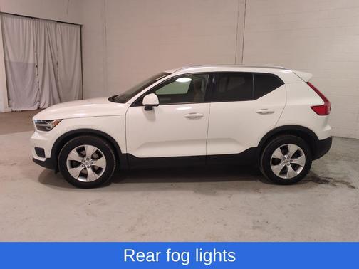 Ice White 2019 Volvo XC40 T5 Momentum