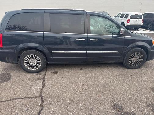 2013 Chrysler Town & Country Touring-L