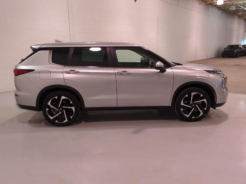 2023 Mitsubishi Outlander SE