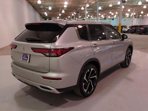 2023 Mitsubishi Outlander SE