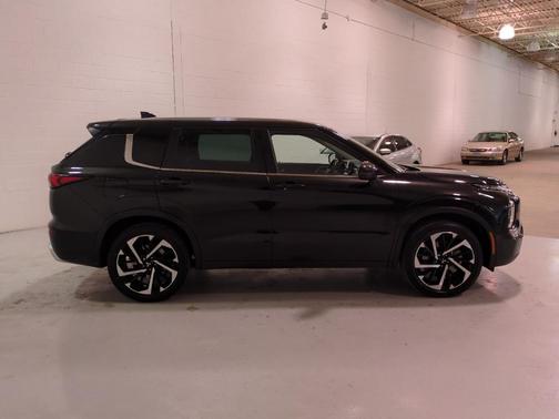 2023 Mitsubishi Outlander SE