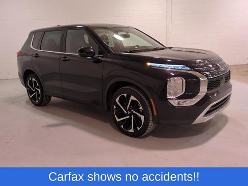 Labrador Black Pearl 2023 Mitsubishi Outlander SE
