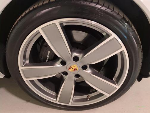 2023 Porsche Cayenne Platinum Edition