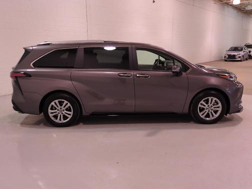 2024 Toyota Sienna Platinum 7 Passenger