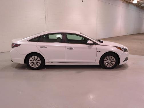 2017 Hyundai SONATA Hybrid SE
