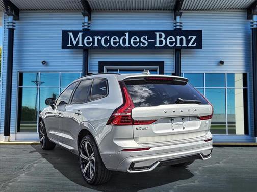 2023 Volvo XC60 Recharge Plug-In Hybrid T8 Ultimate Dark Theme